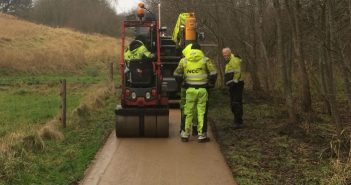 Så lægges der grus på stien ved nerderste kofold