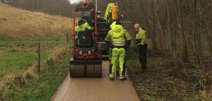 Så lægges der grus på stien ved nerderste kofold